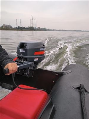 Comment installer un moteur hors-bord